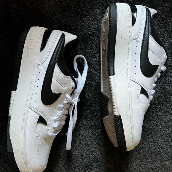 Nike Gamma Force Women’s 7.5 Sneakers - Picture 2 of 8